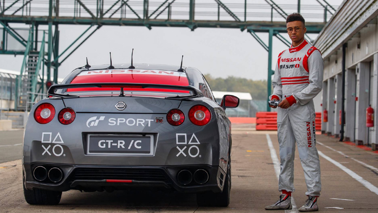 Νεαρός ελέγχει supercar στην πίστα με τηλεχειριστήριο!